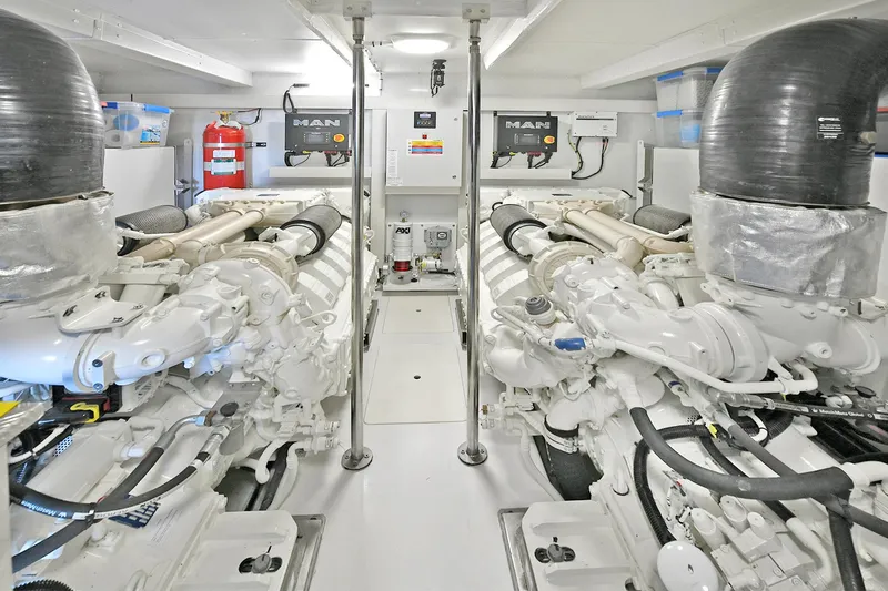 Slide: The Image of Azimut 72 FLY 2022 - 57