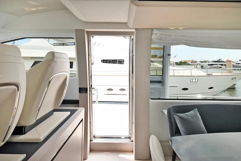 Slide: The Image of Azimut 72 FLY 2022 - 66