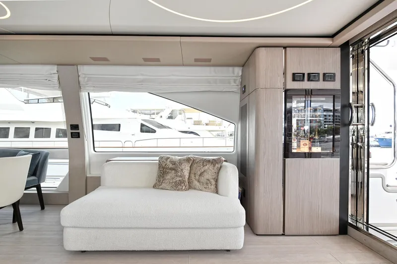 Slide: The Image of Azimut 72 FLY 2022 - 68