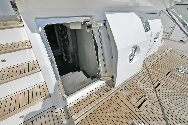 Slide: The Image of Azimut 72 FLY 2022 - 71