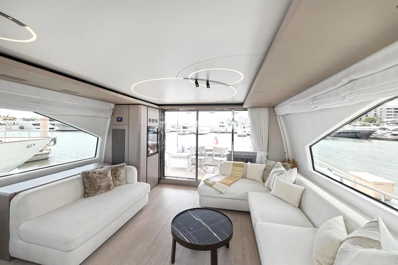 Slide: The Image of Azimut 72 FLY 2022 - 77