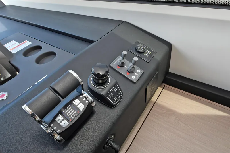 Slide: The Image of Azimut 72 FLY 2022 - 80