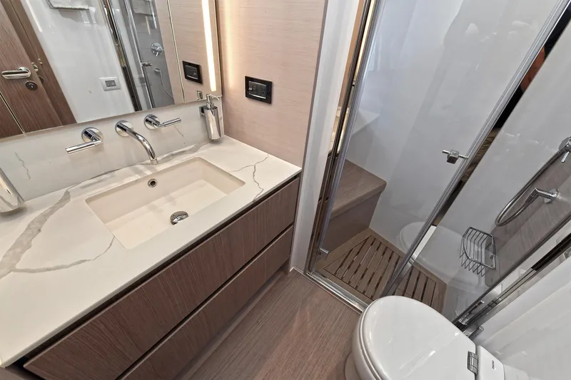 Slide: The Image of Azimut 72 FLY 2022 - 99