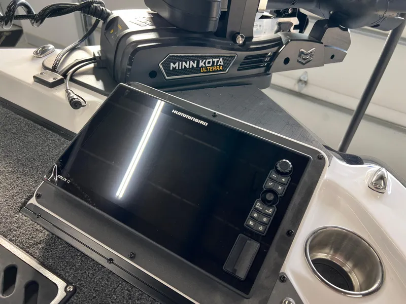 Slide: The Image of 2024 Vexus DVX 20S boat with Minn Kota Ulterra and Humminbird electronics. - 32