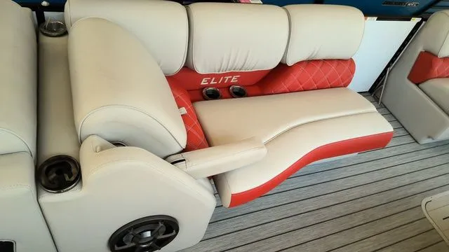 Slide: The Image of SunCatcher Elite 324SS 2023 - 18