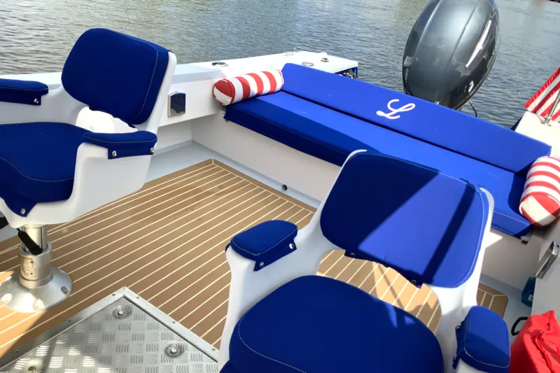 Slide: The Image of 22 Devlin - Aft deck and seating - 13