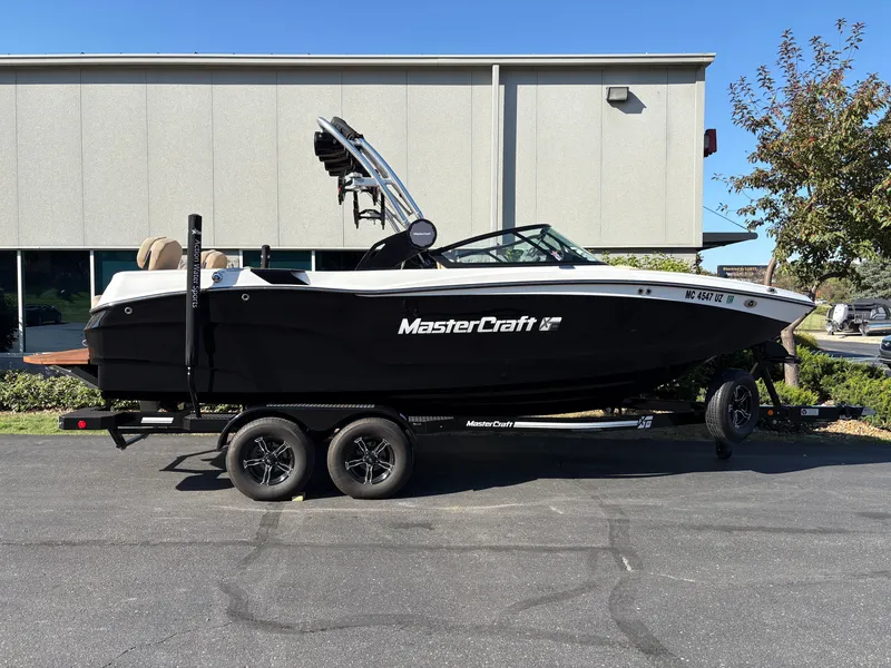 The Image of MasterCraft XT22 2023 - 1