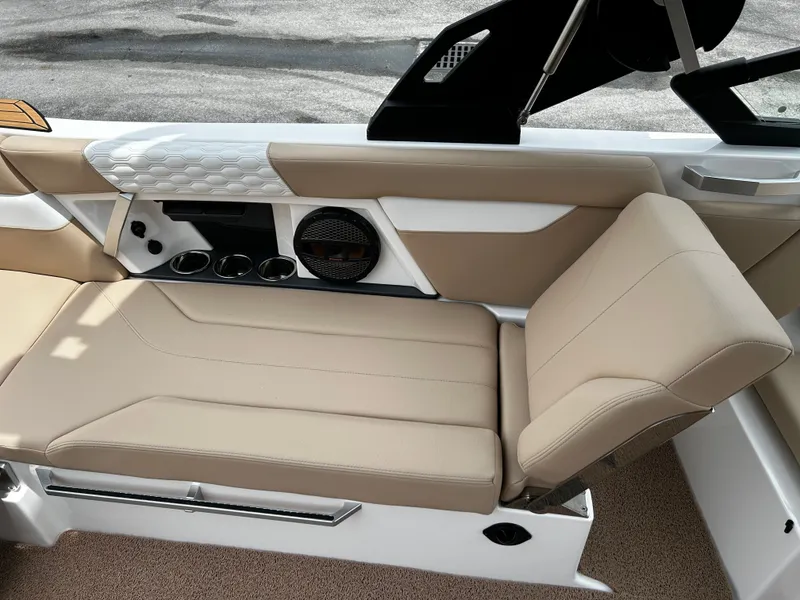 Slide: The Image of MasterCraft XT24 2023 - 14