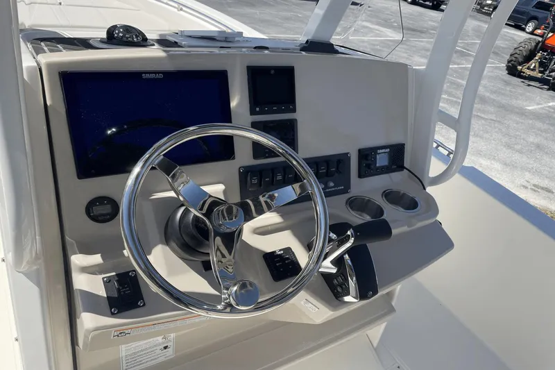 Slide: The Image of Boston Whaler 250 Dauntless 2024 - 11