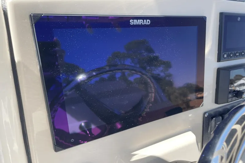 Slide: The Image of Boston Whaler 250 Dauntless 2024 - 12