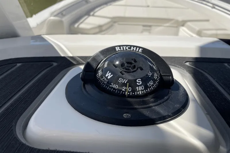 Slide: The Image of Boston Whaler 250 Dauntless 2024 - 17