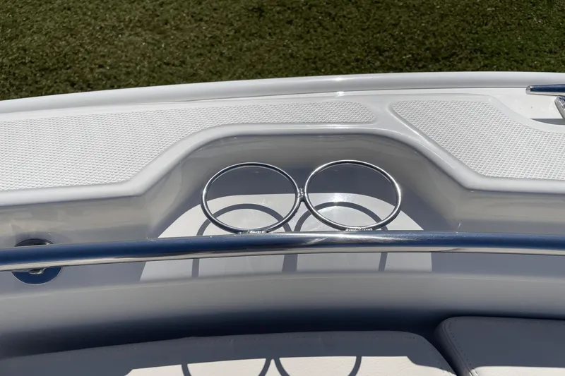 Slide: The Image of Boston Whaler 250 Dauntless 2024 - 28
