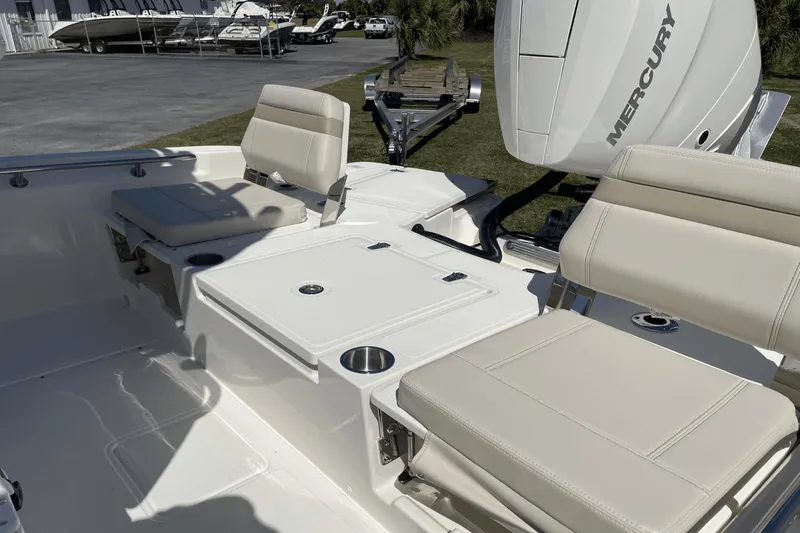 Slide: The Image of Boston Whaler 250 Dauntless 2024 - 5