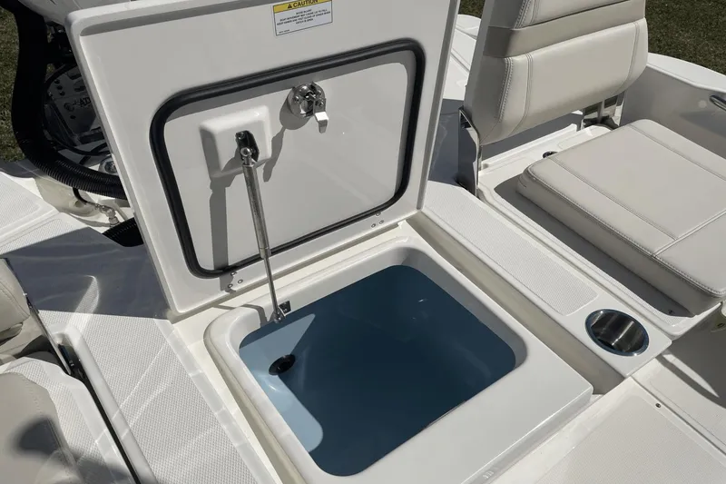 Slide: The Image of Boston Whaler 250 Dauntless 2024 - 6