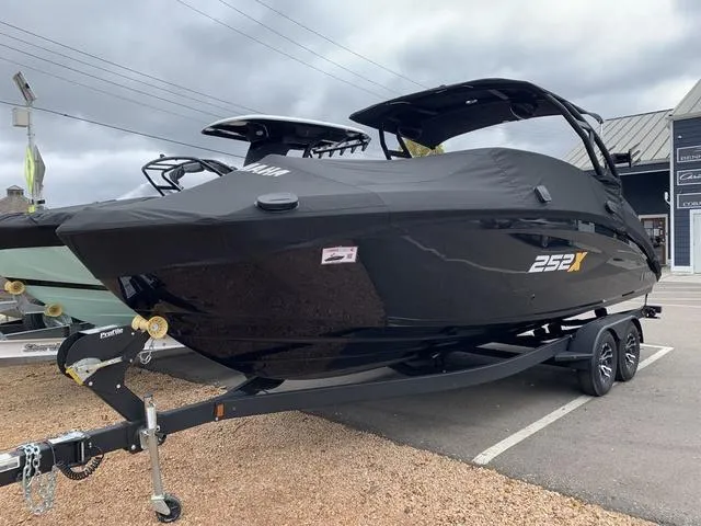 Slide: The Image of 2023 Yamaha Boats 252XE bow with ladder and storage compartment. - 27