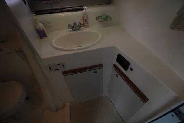 Slide: The Image of Cruisers Yachts 3675 Esprit 1994 - 32