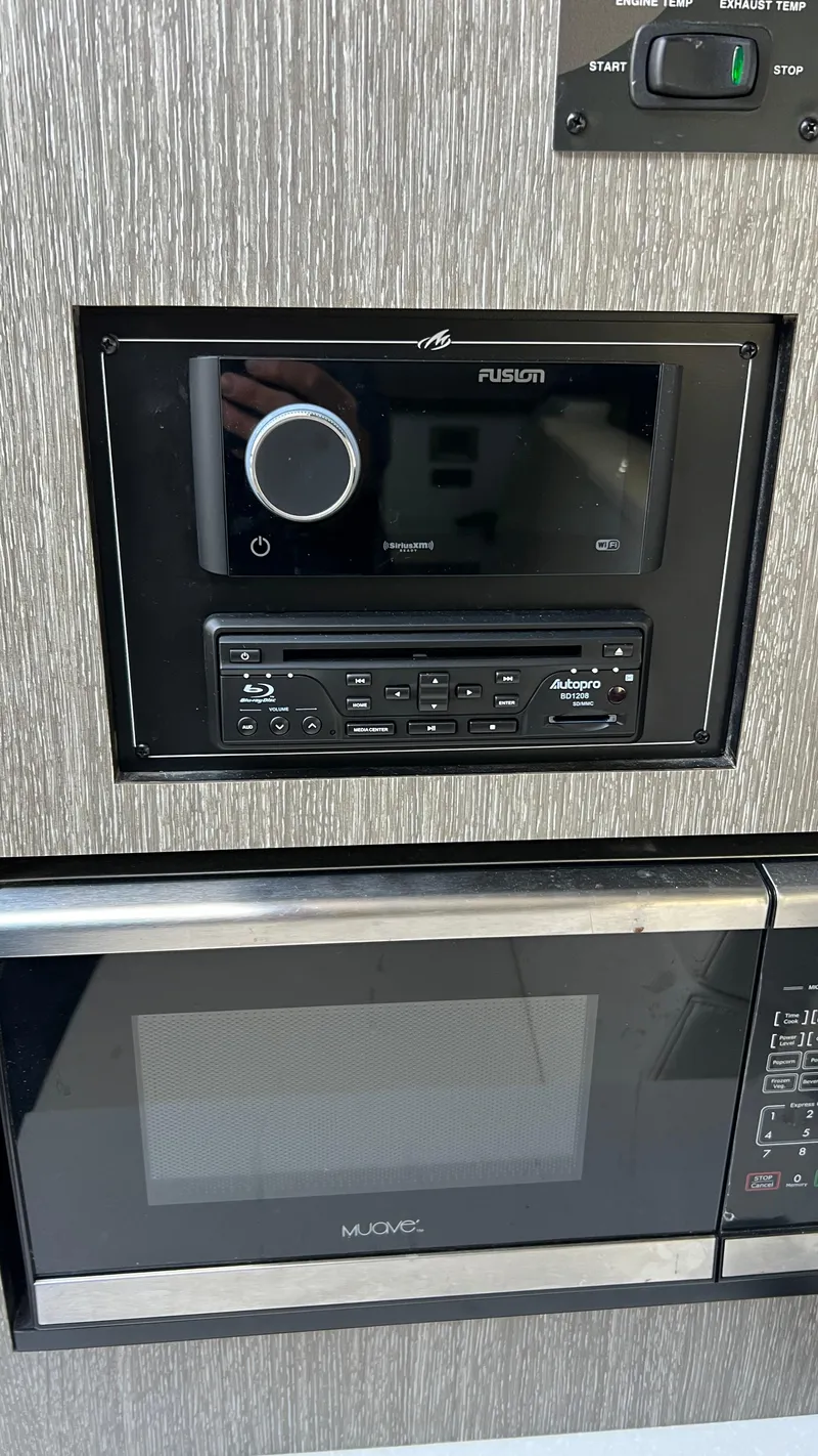 Slide: The Image of Monterey 385 SE 2021 interior with Fusion stereo and Muave microwave. - 29