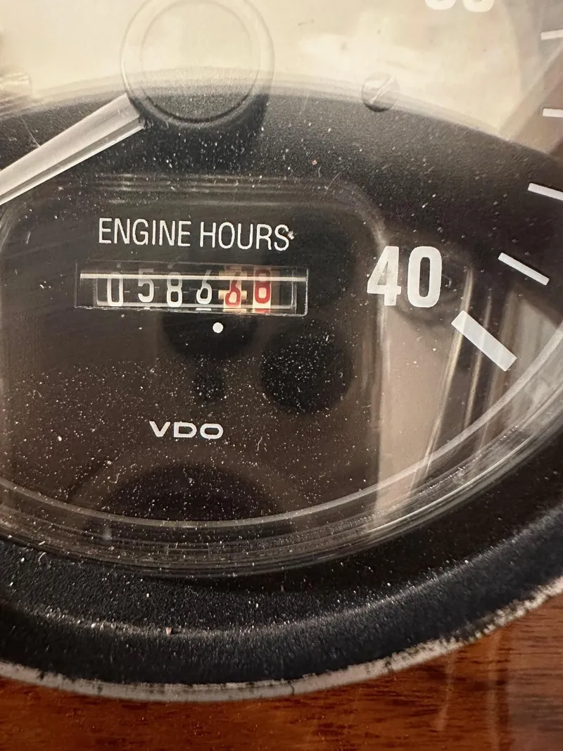 Slide: The Image of 2001 Hinckley 36 Picnic Boat engine hours gauge showing 586.8 hours. - 4