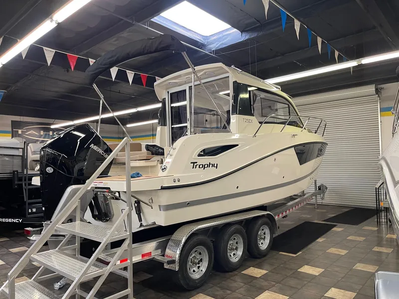 Slide: The Image of 2024 Bayliner TROPHY 25 EXPLORER boat on a trailer in a showroom. - 31