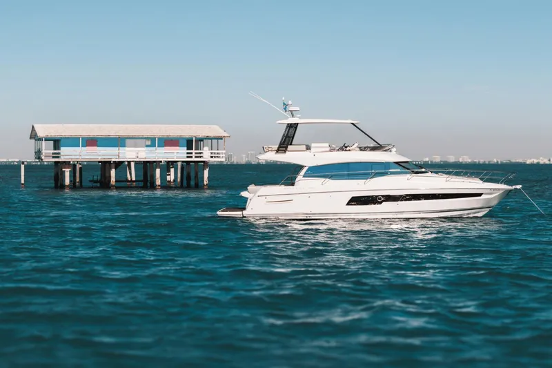 Slide: The Image of Prestige 460 Fly 2021 - 1