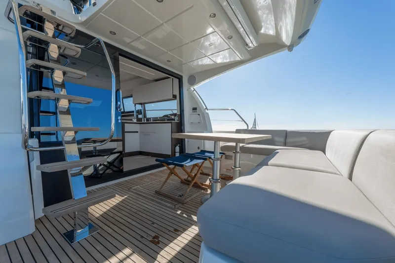 Slide: The Image of Prestige 460 Fly 2021 - 11