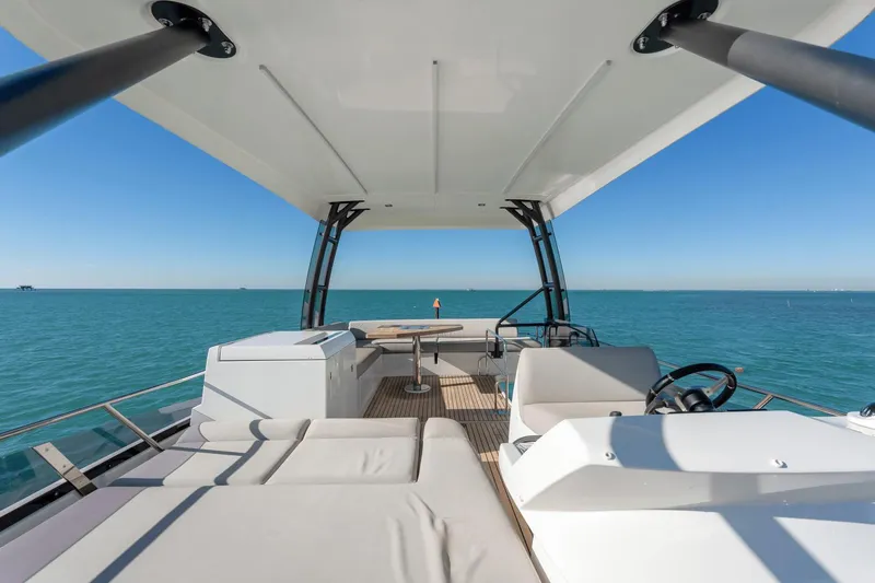 Slide: The Image of Prestige 460 Fly 2021 - 12