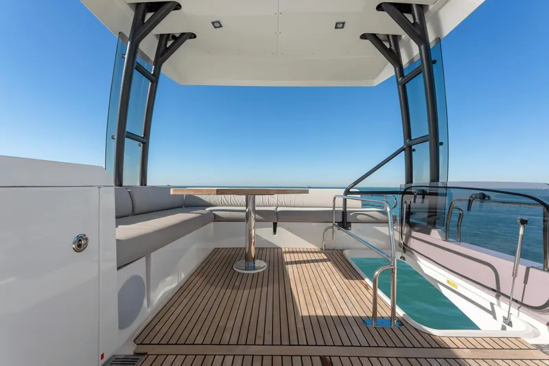 Slide: The Image of Prestige 460 Fly 2021 - 13