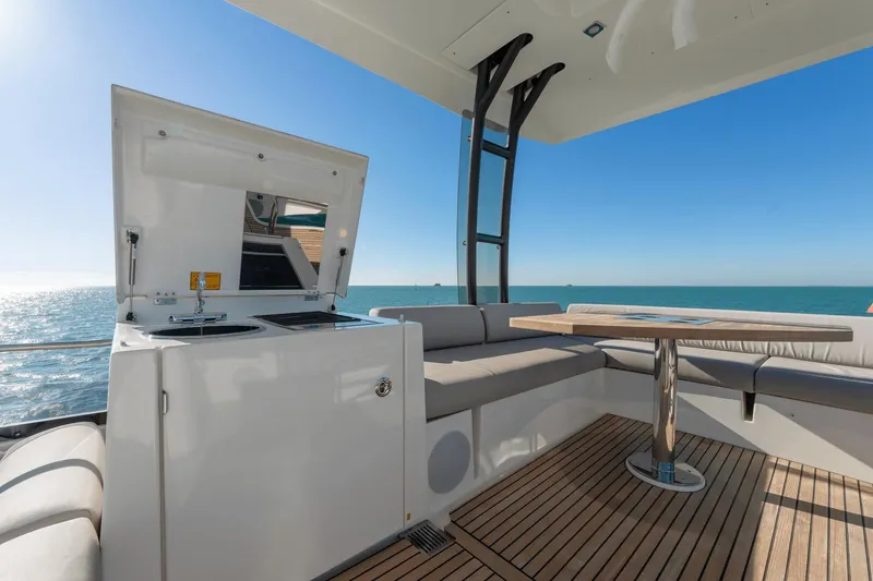 Slide: The Image of Prestige 460 Fly 2021 - 14