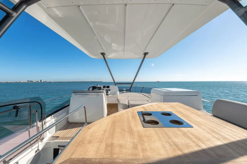 Slide: The Image of Prestige 460 Fly 2021 - 15