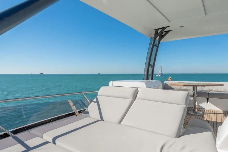 Slide: The Image of Prestige 460 Fly 2021 - 18