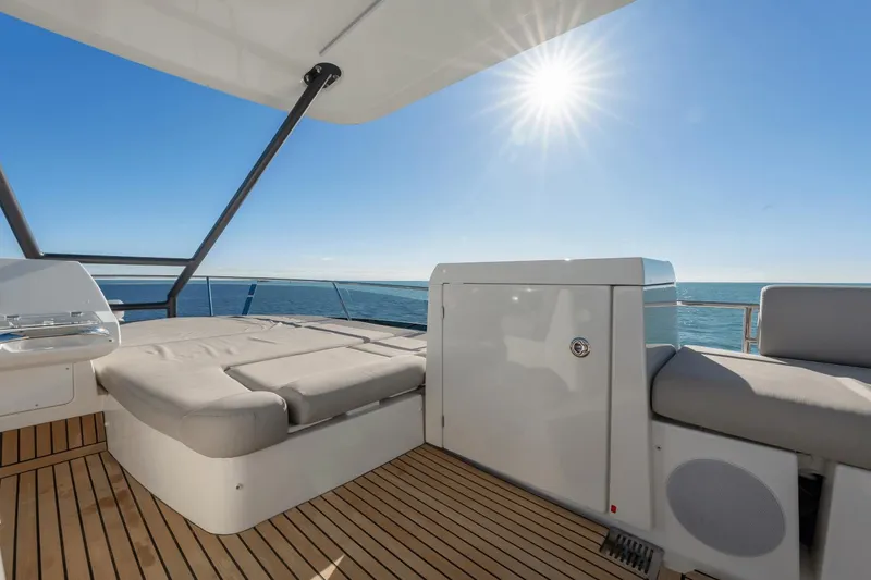 Slide: The Image of Prestige 460 Fly 2021 - 19