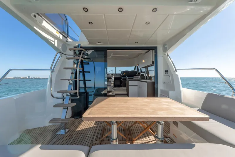 Slide: The Image of Prestige 460 Fly 2021 - 20