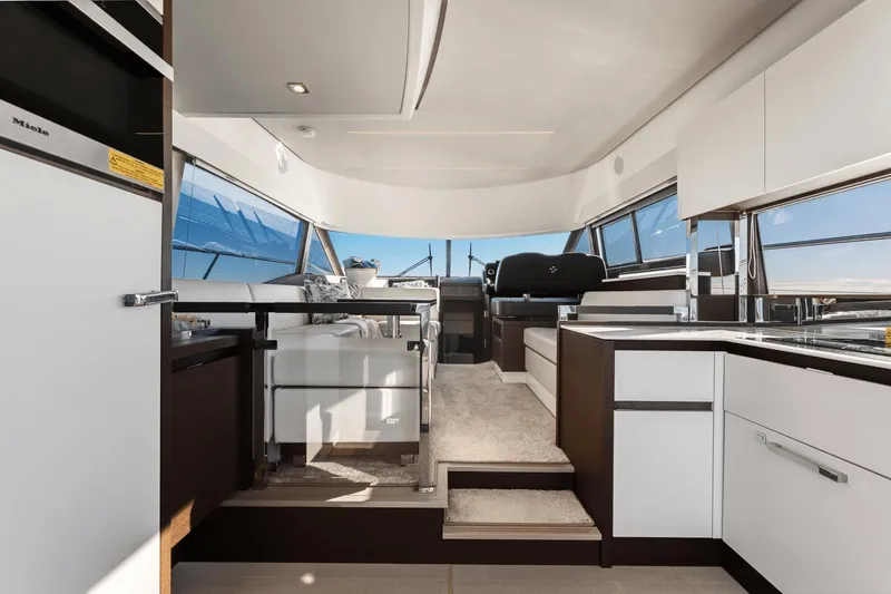Slide: The Image of Prestige 460 Fly 2021 - 21