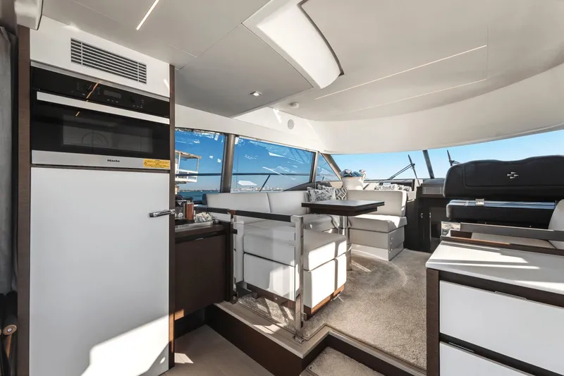 Slide: The Image of Prestige 460 Fly 2021 - 23