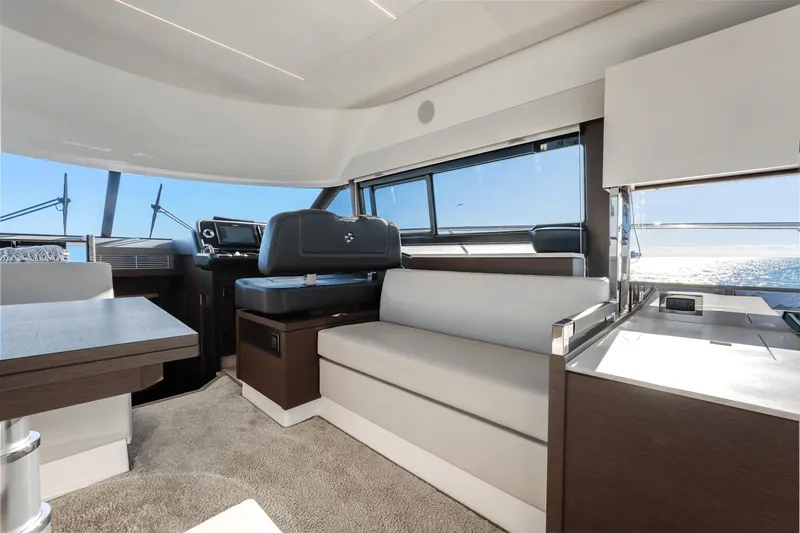 Slide: The Image of Prestige 460 Fly 2021 - 25