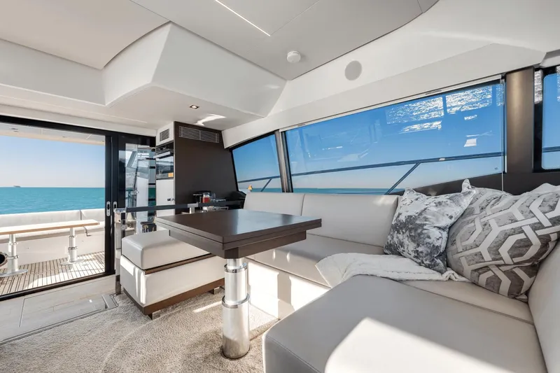 Slide: The Image of Prestige 460 Fly 2021 - 26