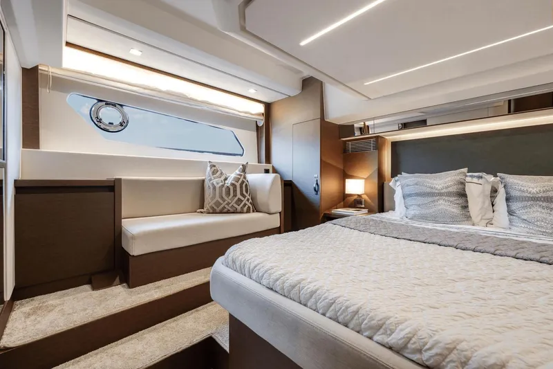 Slide: The Image of Prestige 460 Fly 2021 - 31