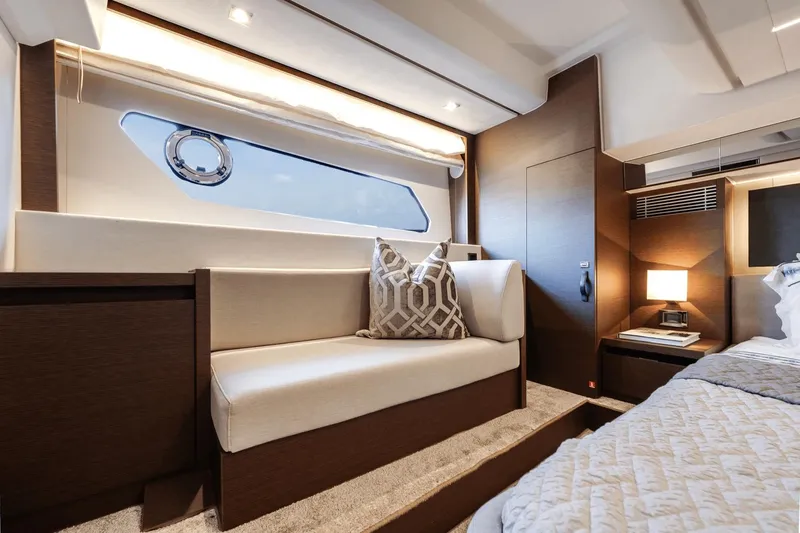 Slide: The Image of Prestige 460 Fly 2021 - 32