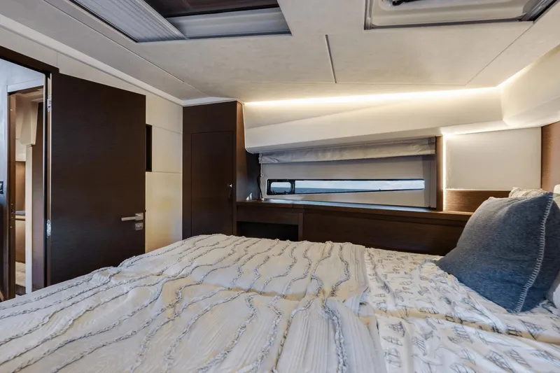 Slide: The Image of Prestige 460 Fly 2021 - 36
