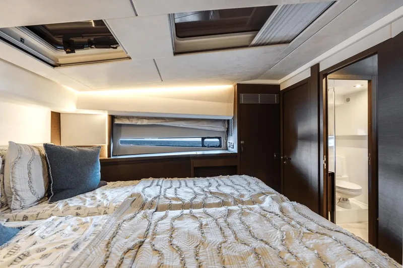 Slide: The Image of Prestige 460 Fly 2021 - 37