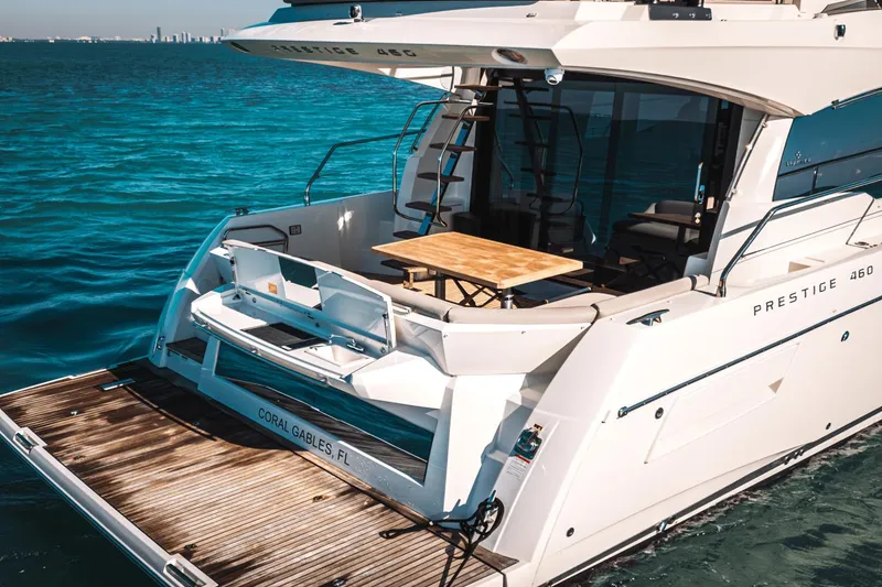 Slide: The Image of Prestige 460 Fly 2021 - 6