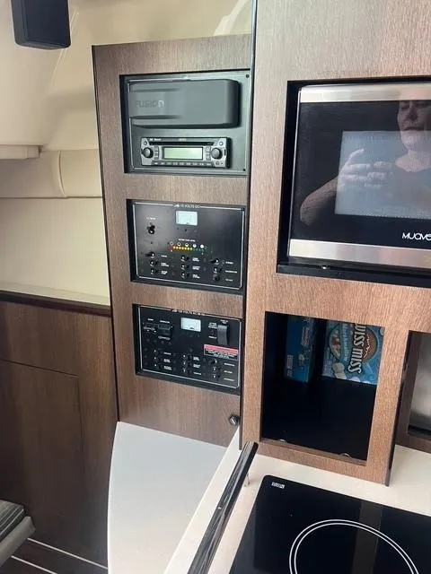 Slide: The Image of Monterey 295 Sport Yacht 2017 - 13