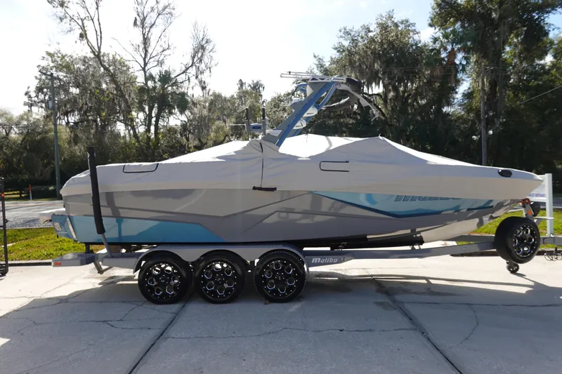 Slide: The Image of Malibu Wakesetter 25 LSV 2023 - 52