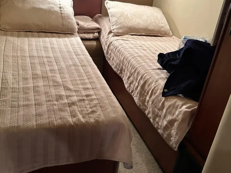 Slide: The Image of Twin beds in the cabin of a 2006 Sea Ray 48 Sundancer yacht. - 19