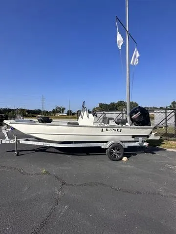 The Image of Lund 1870 Predator Center Console 2024 - 1