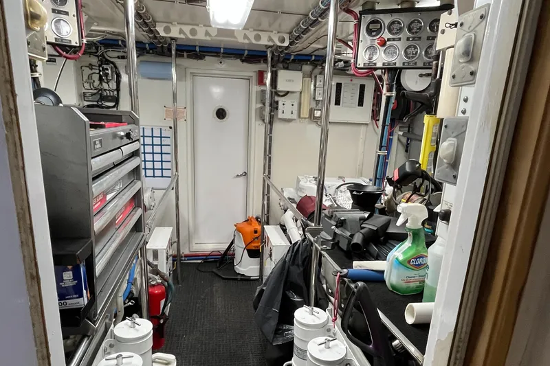 Slide: The Image of Hatteras 74 Sport Deck Motor Yacht 1999 - 102