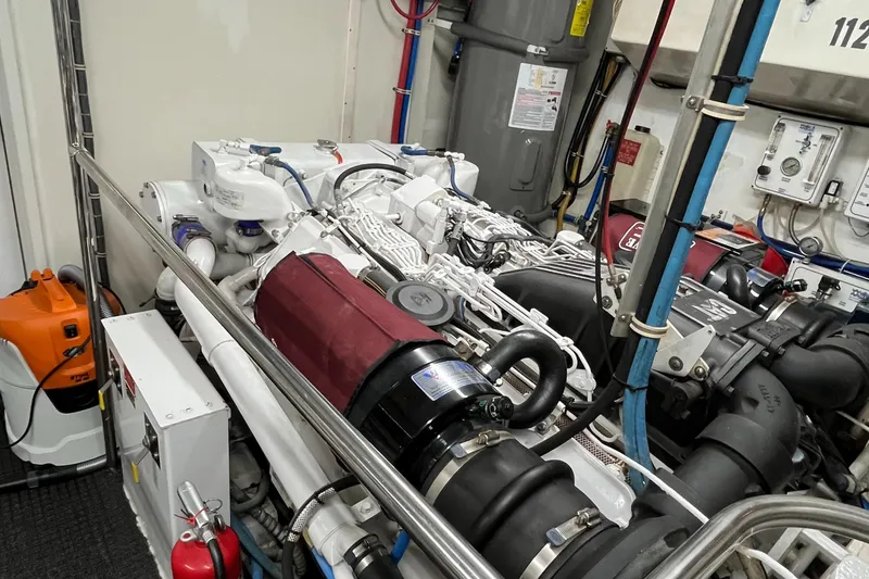 Slide: The Image of Hatteras 74 Sport Deck Motor Yacht 1999 - 104