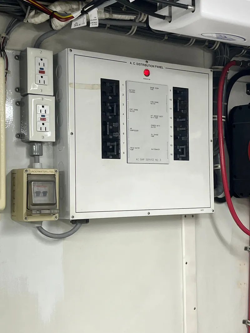 Slide: The Image of Hatteras 74 Sport Deck Motor Yacht 1999 - 109