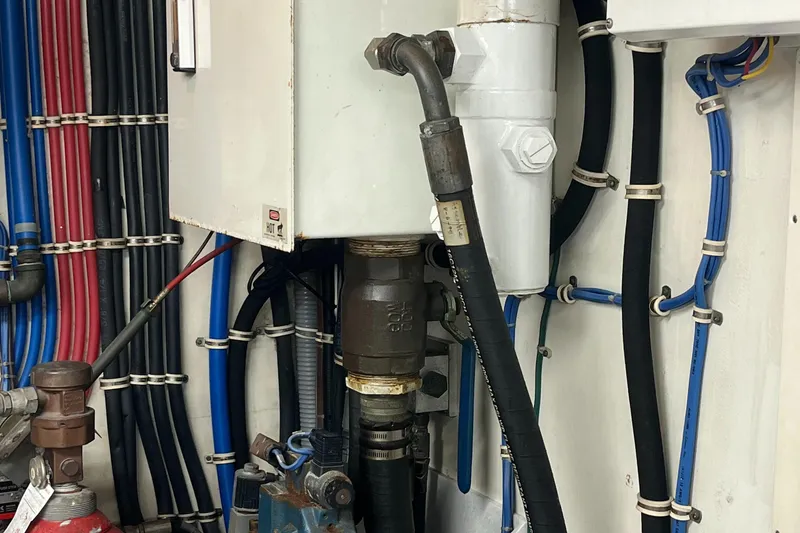 Slide: The Image of Hatteras 74 Sport Deck Motor Yacht 1999 - 110