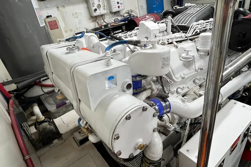 Slide: The Image of Hatteras 74 Sport Deck Motor Yacht 1999 - 113